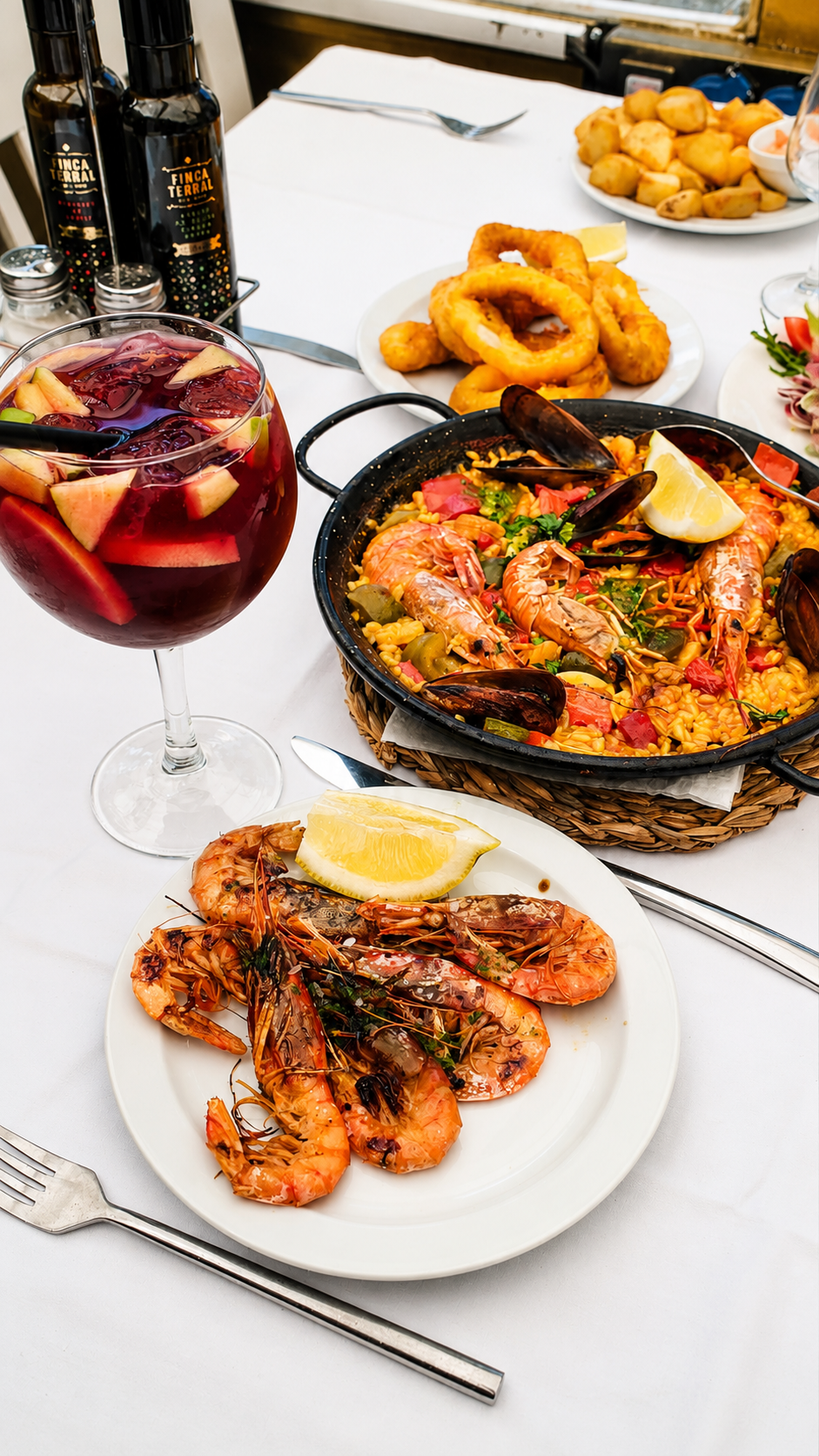 Paella de marisco recién preparada